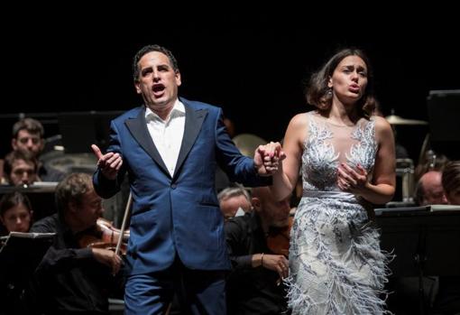 El tenor peruano Juan Diego Flórez, junto a la joven soprano armenia Ruzan Mantashyan, durante el concierto del Festival de Peralada ofrecido anoche en la localidad catalana