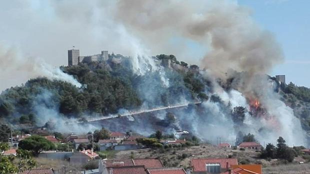 Un incendio cerca el Castillo de Sesimbra, a 40 kilómetros de Lisboa