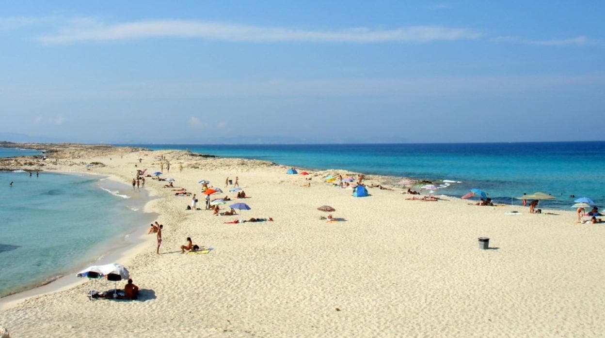La isla reúne algunas de las playas más valoradas, como Ses Illetes, una fina lengua de arena blanca salpicada de pequeños islotes