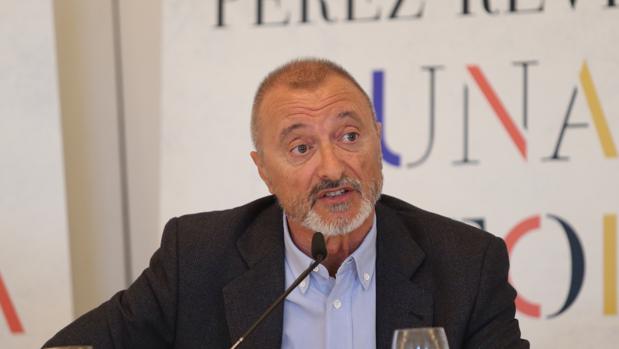 Pérez-Reverte y las diferentes formas que tienen los países de recordar a sus héroes