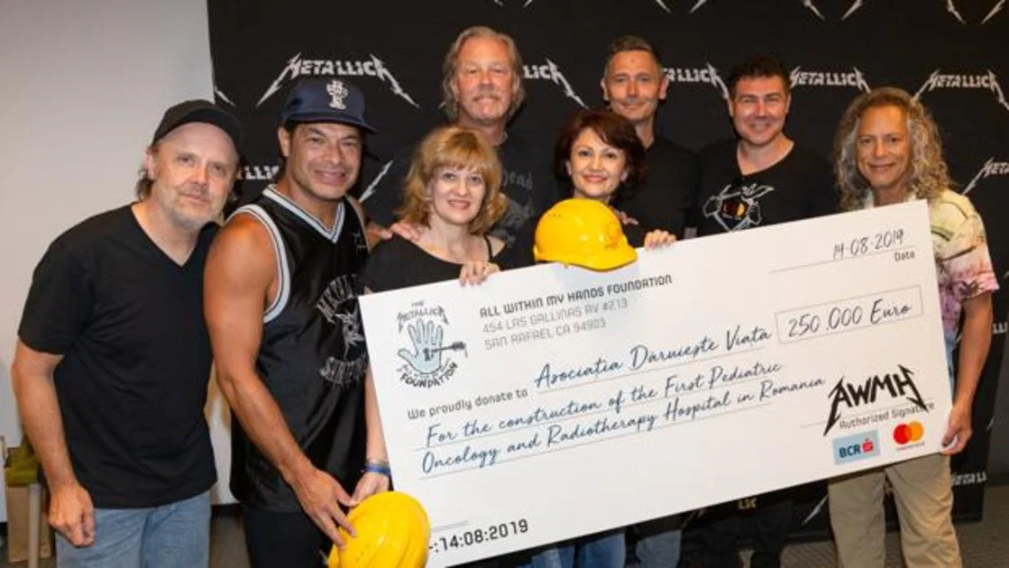 Metallica entrega el cheque para la construcción de un hospital