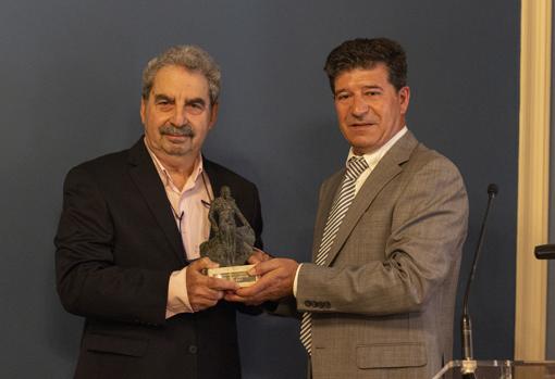 Francis Wolff recibe el premio de manos de Javier Bustamante en el hotel Carlton de Bilbao