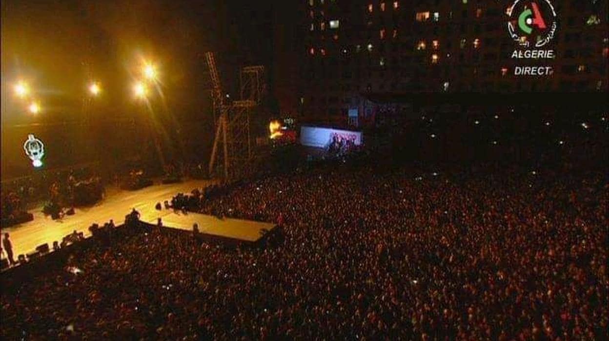 Imagen del concierto del rapero Sooling en Argel, retransmitido por la televisión argelina