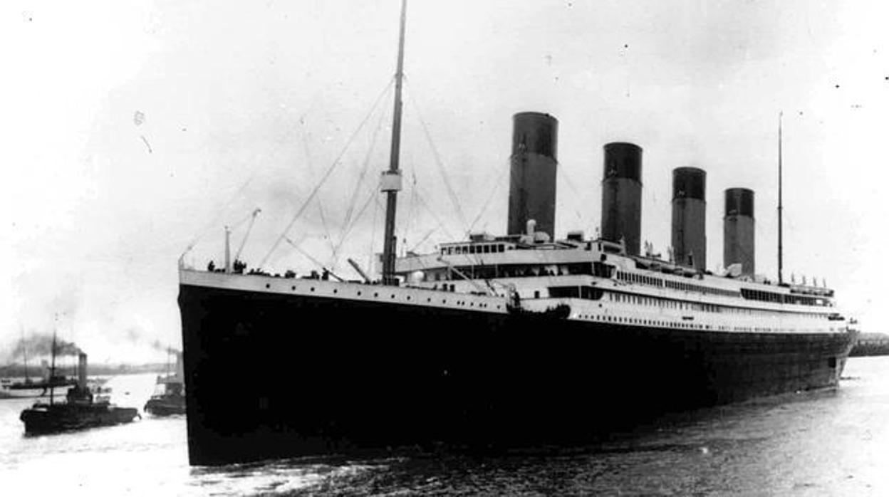 El Titanic, partiendo del puerto de Southampton el 10 de abril de 1912 con destino a Nueva York, cuatro días antes de la catástrofe, en la que murieron más de 1.500 personas