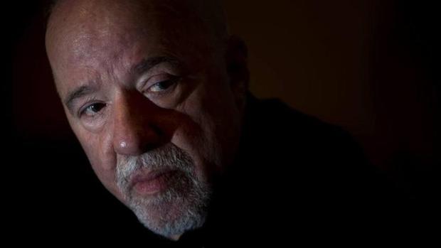 Paolo Coelho pide perdón a los franceses por la «histeria» de Bolsonaro