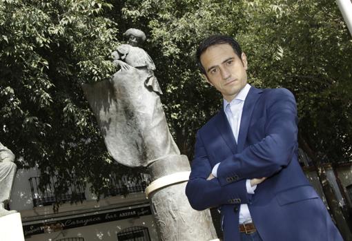 Isaac Escalera, posando junto a la estatua de Chicuelo en la Alameda de Hércules