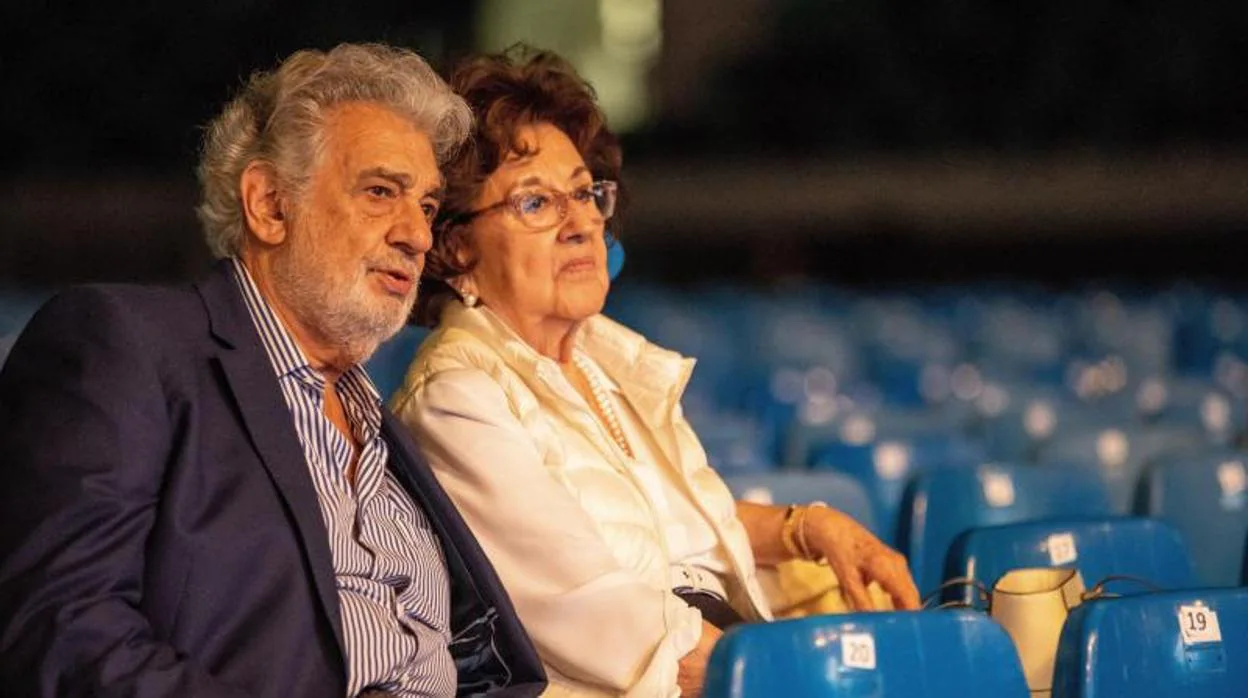 Plácido Domingo con su mujer Marta durante el ensayo del concierto en Hungría