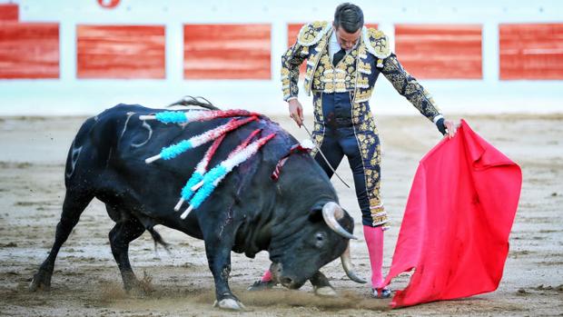 Toro al corral a Morante y triunfo de Manzanares y Aguado en Linares