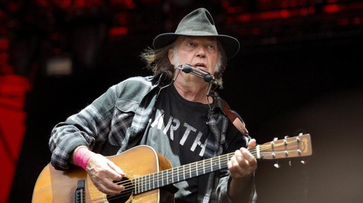 Neil Young, durante una actuación en 2016