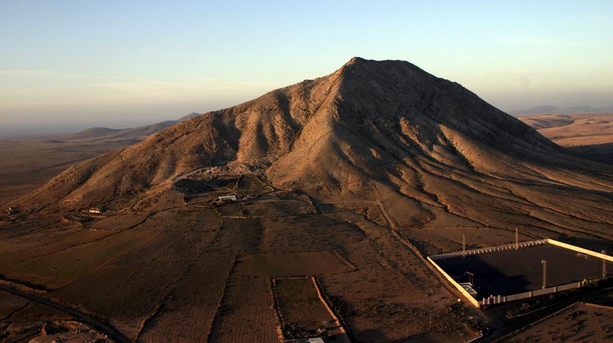 El proyecto inacabado de Chillida en la montaña mágica de Tindaya, en Fuerteventura