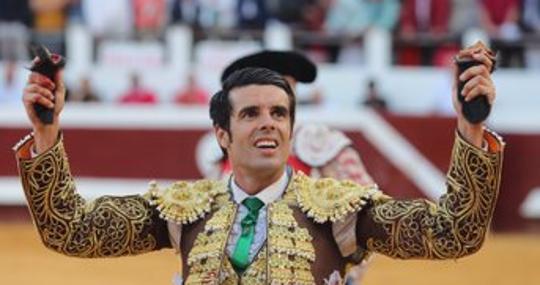 El torero pasea las dos orejas del sexto