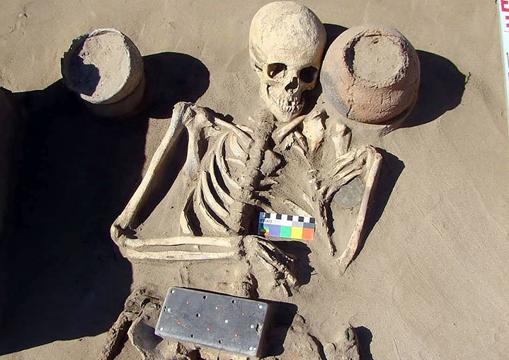 Detalle de la momia y el «iphone» descubiertos