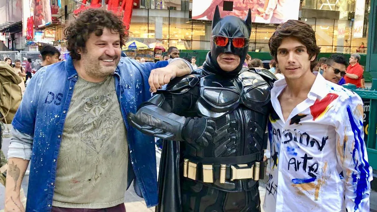 Domingo Zapata y Sebastián Castella posan con Batman