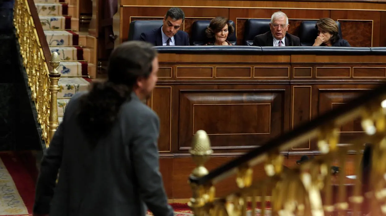 Pablo Iglesias pasa ante los miembros del Gobierno Pedro Sánchez, Carmen Calvo, Josep Borrell y Dolores Delgado