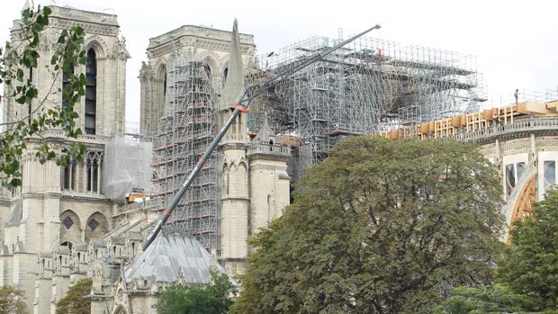 Notre Dame sigue en estado de peligro