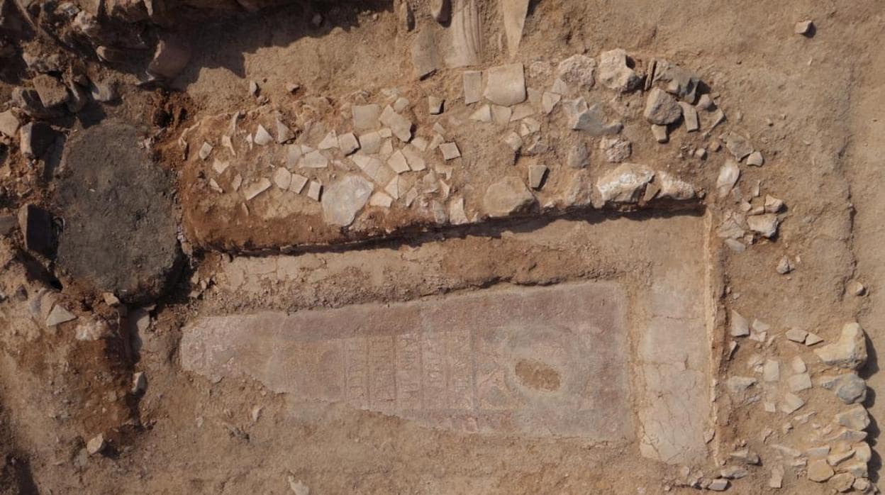 La lauda sepulcral sobre mosaico del yacimiento arqueológico de Oreto