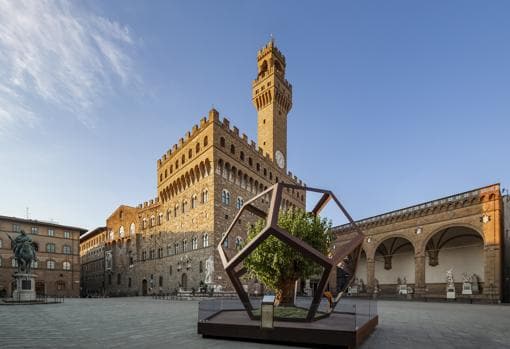 Uno de los poliedros de Leonardo, frente al Palazzo Vecchio