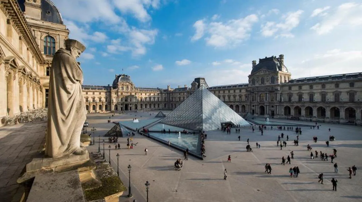 Vista general de la Pirámide de Louvre