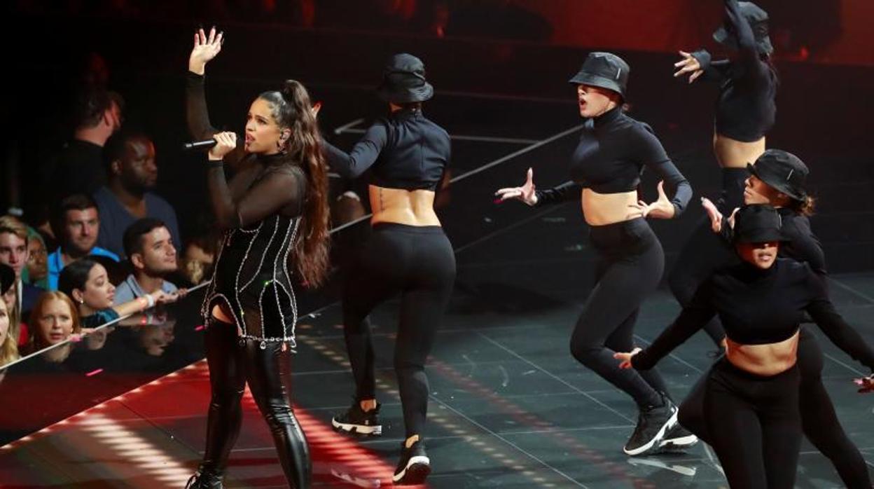 Rosalía, durante su actuación en los MTV Video Music Awards 2019