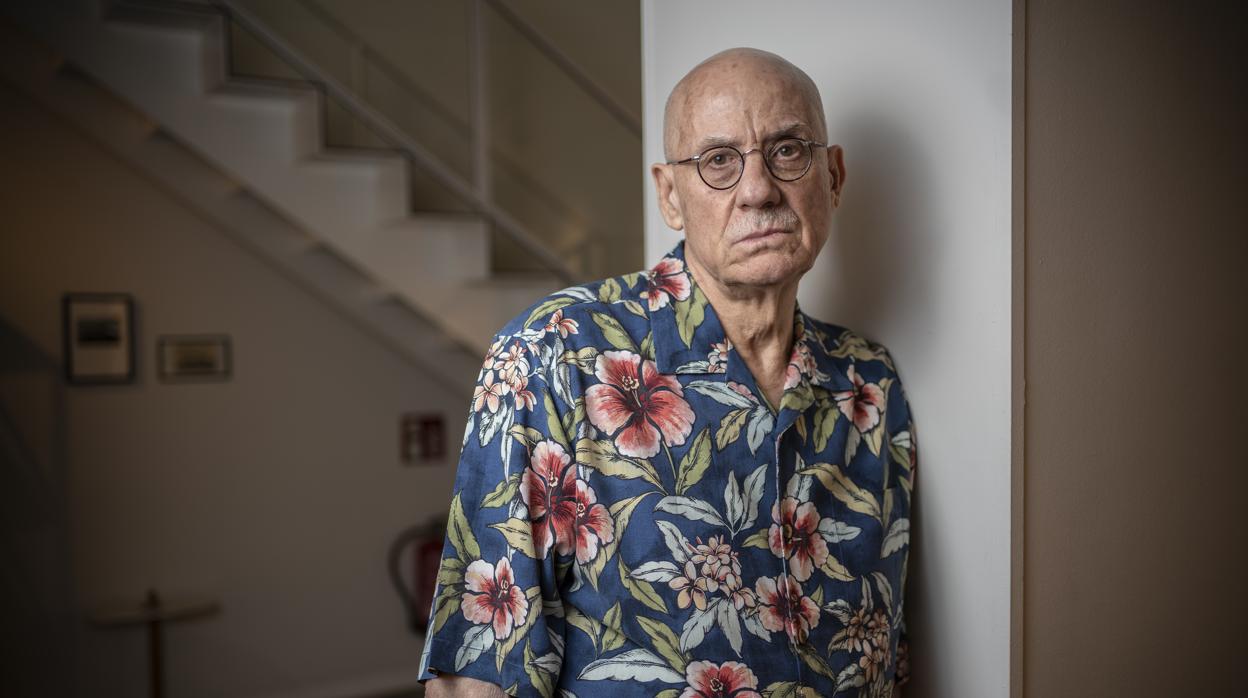 El escritor James Ellroy, fotografiado en un conocido hotel de Madrid poco antes de la entrevista