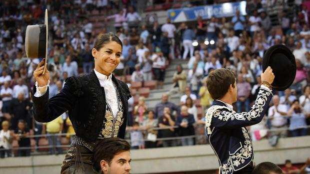 Lea Vicens y Guillermo Hermoso, a hombros en tarde de rebajas en Logroño