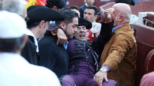 El banderillero Caco Ramos sufre una grave cornada de 20 centímetros en Las Ventas