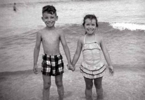 Bruce, en la playa de Nueva Jersey con su hermana Ginny, en 1955