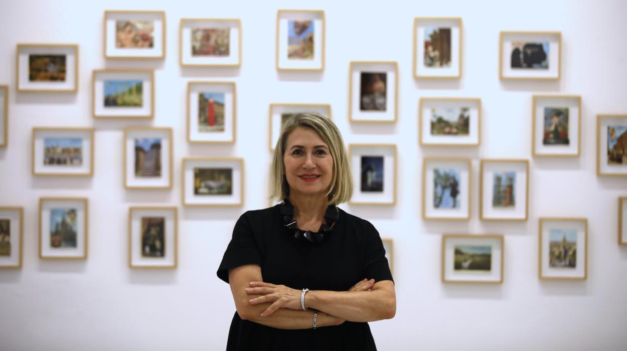 Carmen Calvo ante su obra en la galería Rafael Ortiz de Sevilla