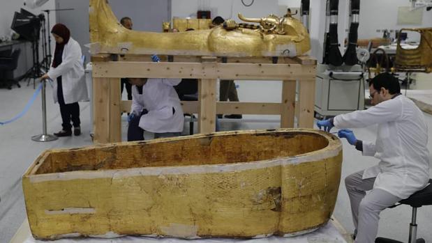 Egipto revela nuevas imágenes de la restauración del sarcófago dorado de Tutankamón