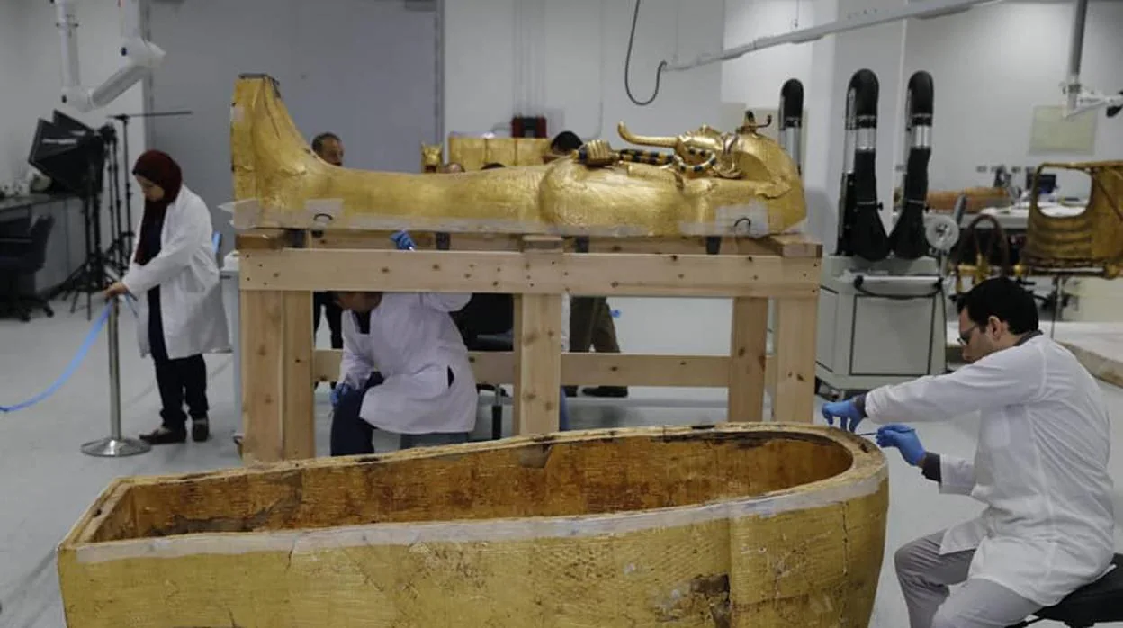 Expertos trabajan en la restauración del sarcófago del faraón Tutankamón
