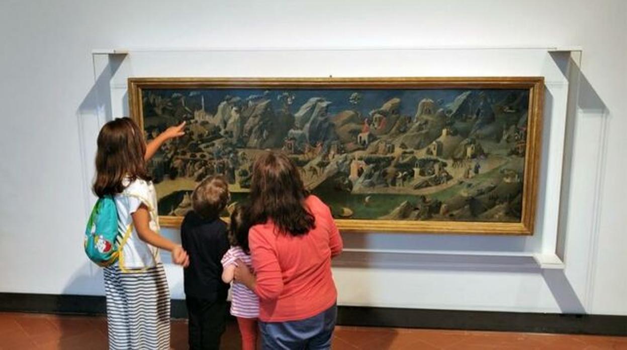 Fotografía facilitada por los Uffizi en la que unos niños admiran, a su altura, la obra de Fra Angelico
