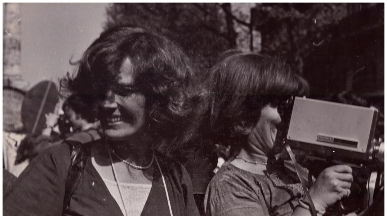 Delphine Seyrig e Iona Wieder, cámara en mano en una manifestación en 1976