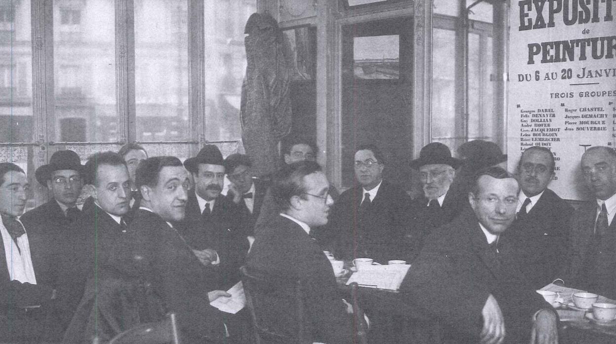 Una fotografía desconocida de Unamuno en su tertulia del Café de la Rotonde de París, en 1924. Cossío aparece a su derecha.