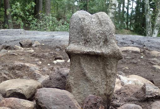 Encuentran una gran escultura fálica erigida hace 2.500 años para sacrificios rituales de fertilidad