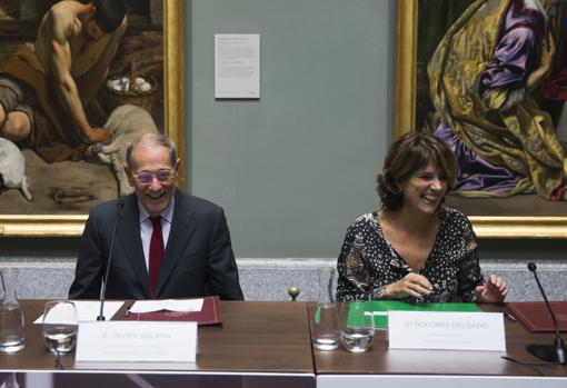 Javier Solana, presidente del Patronato del Prado, y Dolores Delgado, ministra de Justicia en funciones, ayer en el museo