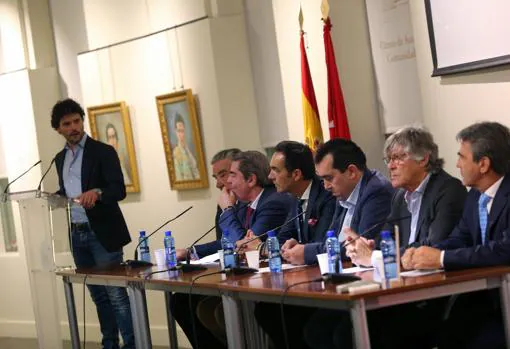 Miguel Abellán abrió el homenaje a El Cid, acompañado en la mesa por Moisés Frailes, Manuel Chopera, Íñigo Crespo, Simón Casas y Victorino Martín