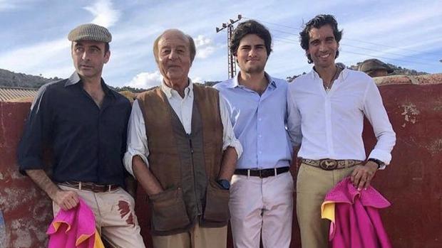 El nieto de Adolfo Suárez sigue la tradición familiar y debuta como torero en un festival