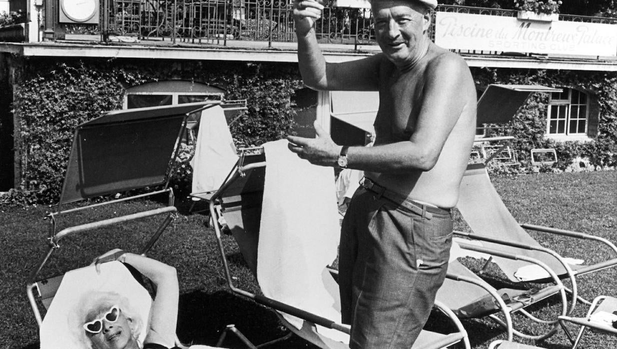 Nabokov con su mujer Véra en Montreaux