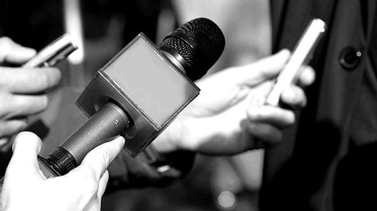 La revolución del micrófono: ironía sobre el periodismo actual