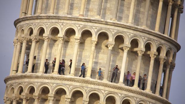 Detienen a dos turistas por grabar su nombre en la Torre de Pisa: «No pensamos que fuera un crimen»