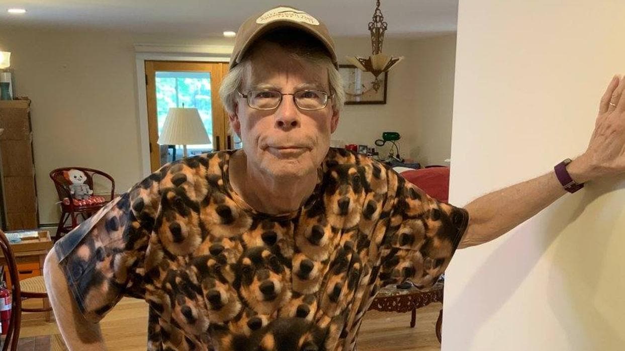 Stephen King posa en su casa de Maine con una camiseta que le regalaron en su último y reciente cumpleaños