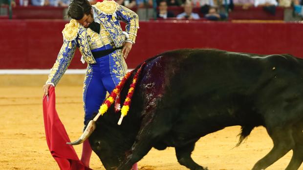 Morante de la Puebla resurge de sus propias sombras en la Feria del Pilar