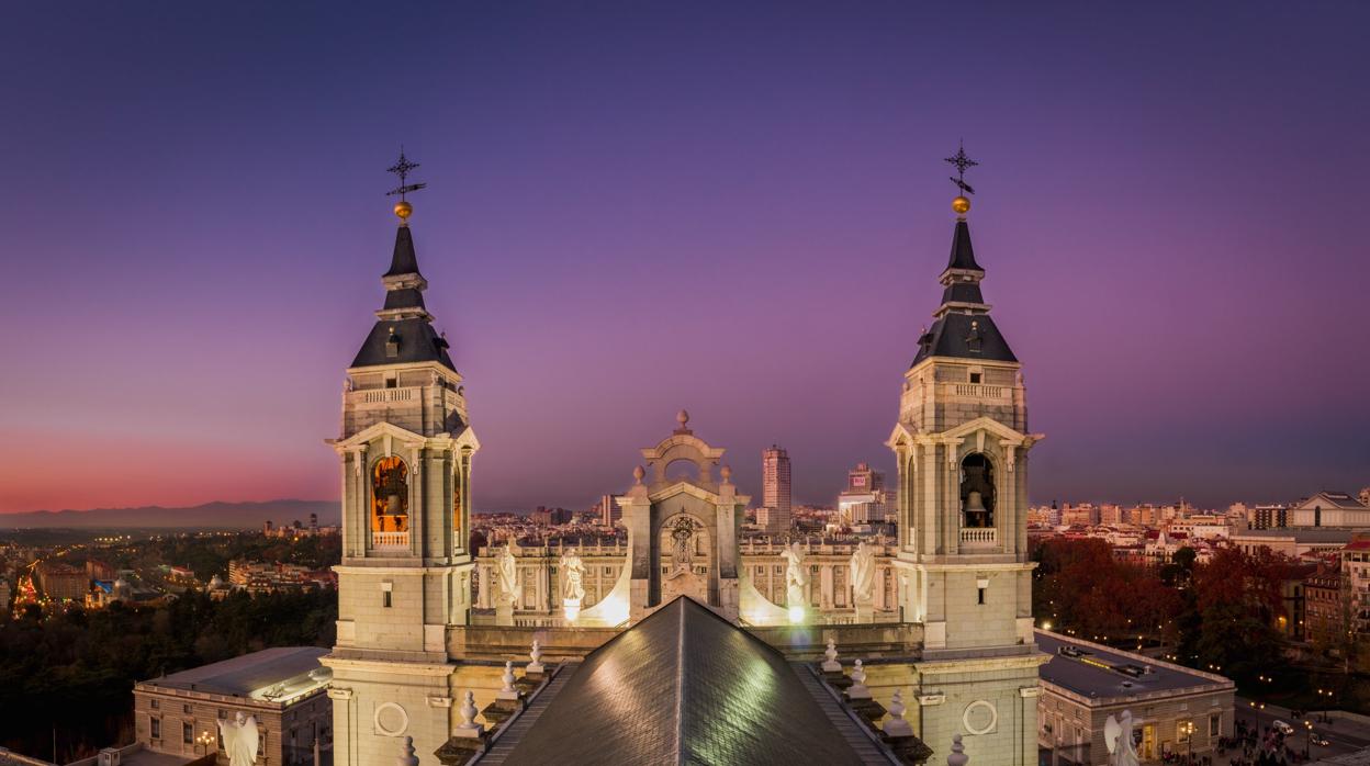 Atardecer desde la catedral de la Almudena, en Madrid