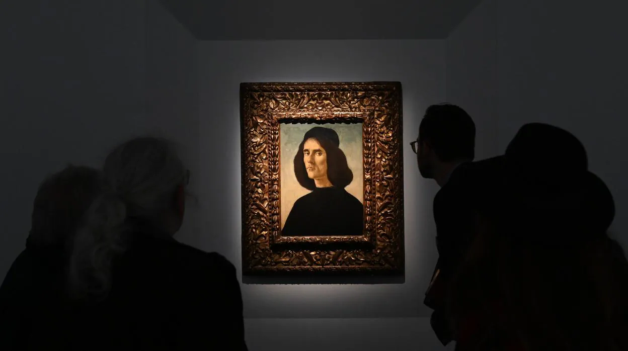 Los visitantes de la Frieze de Londres admirando el Marullo de Botticelli