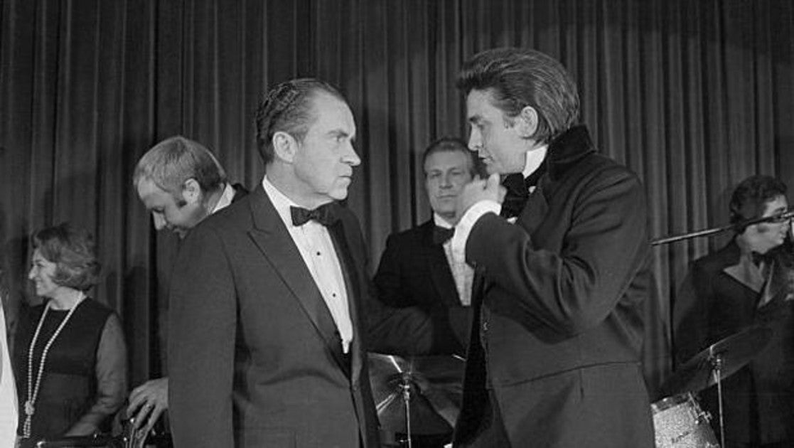 Nixon junto a Johnny Cash, después de un concierto que no salió como él esperaba