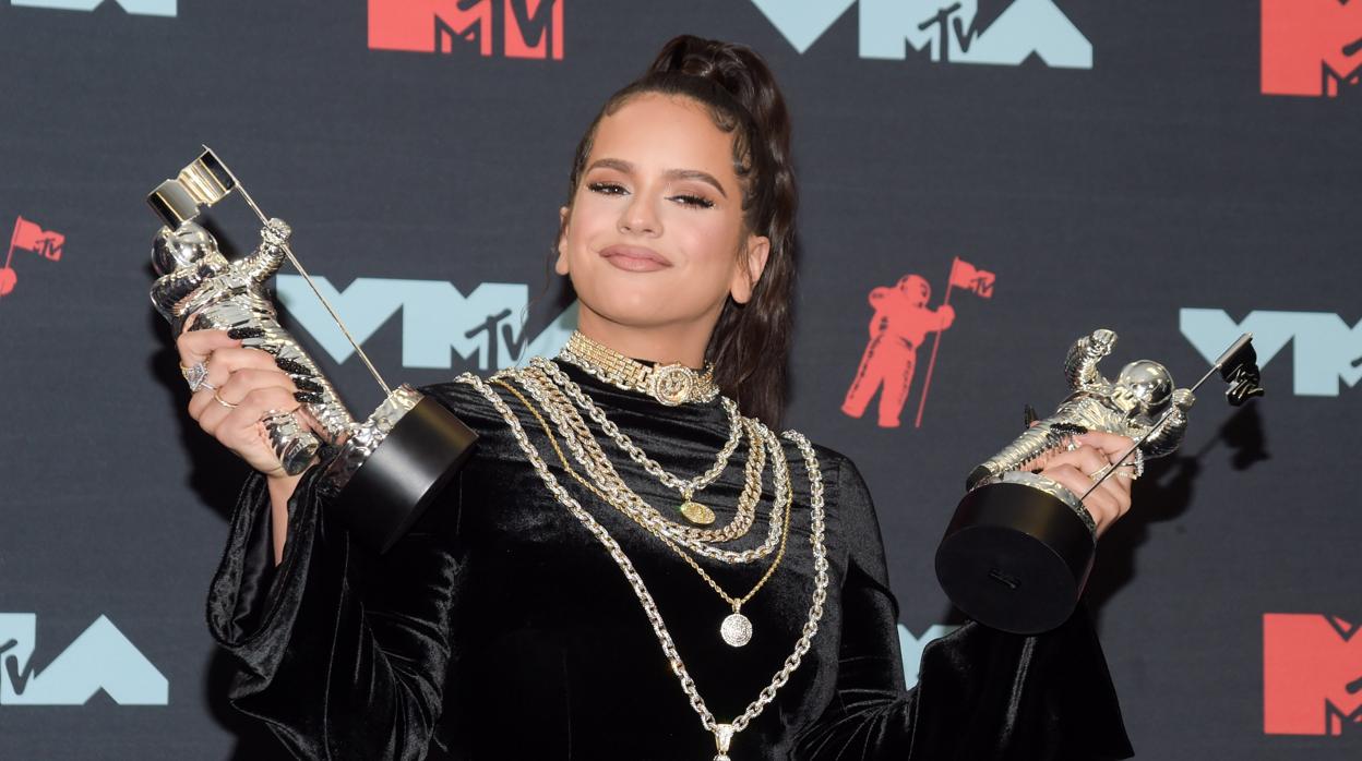 Rosalía posa en el photocall de los MTV Video Music Awards