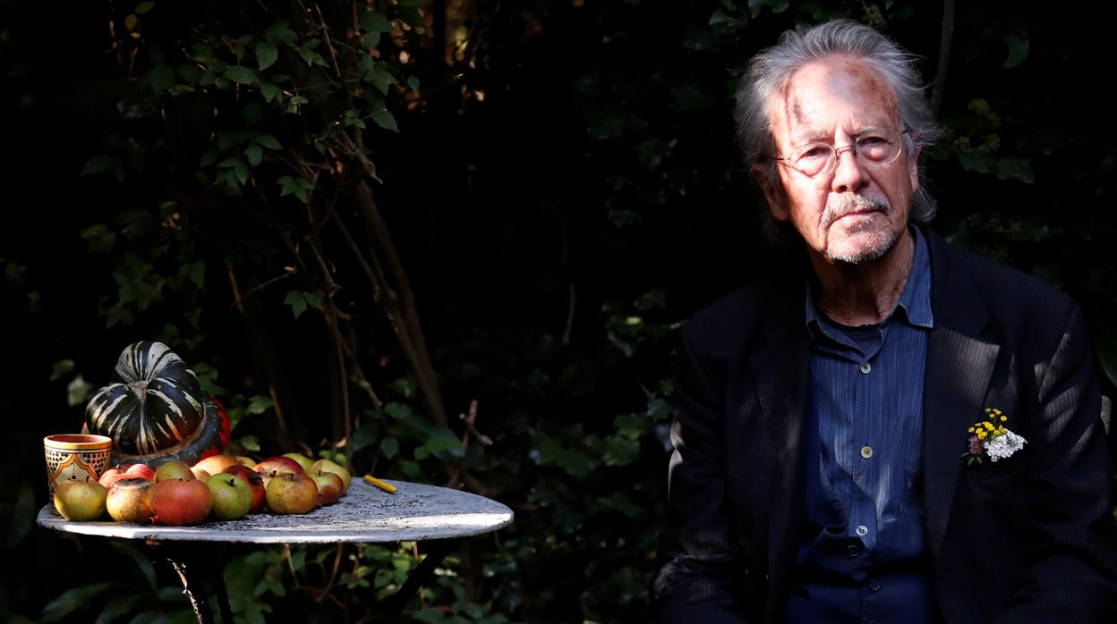 Peter Handke posa en su casa tras conocer que es el premio Nobel de Literatura 2019
