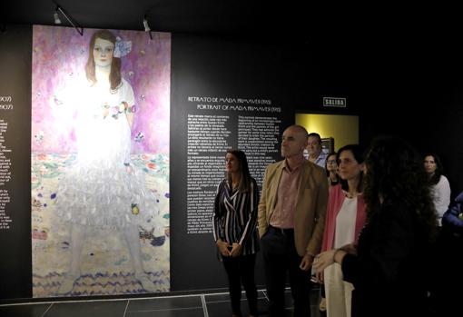 Antonio Muñoz y Susana Cayuelas atienden las explicaciones de la exposición