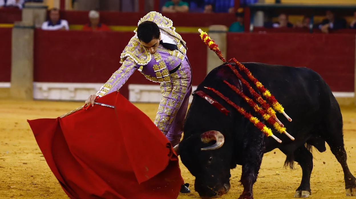 Paco Ureña, en un largo derechazo al quinto toro