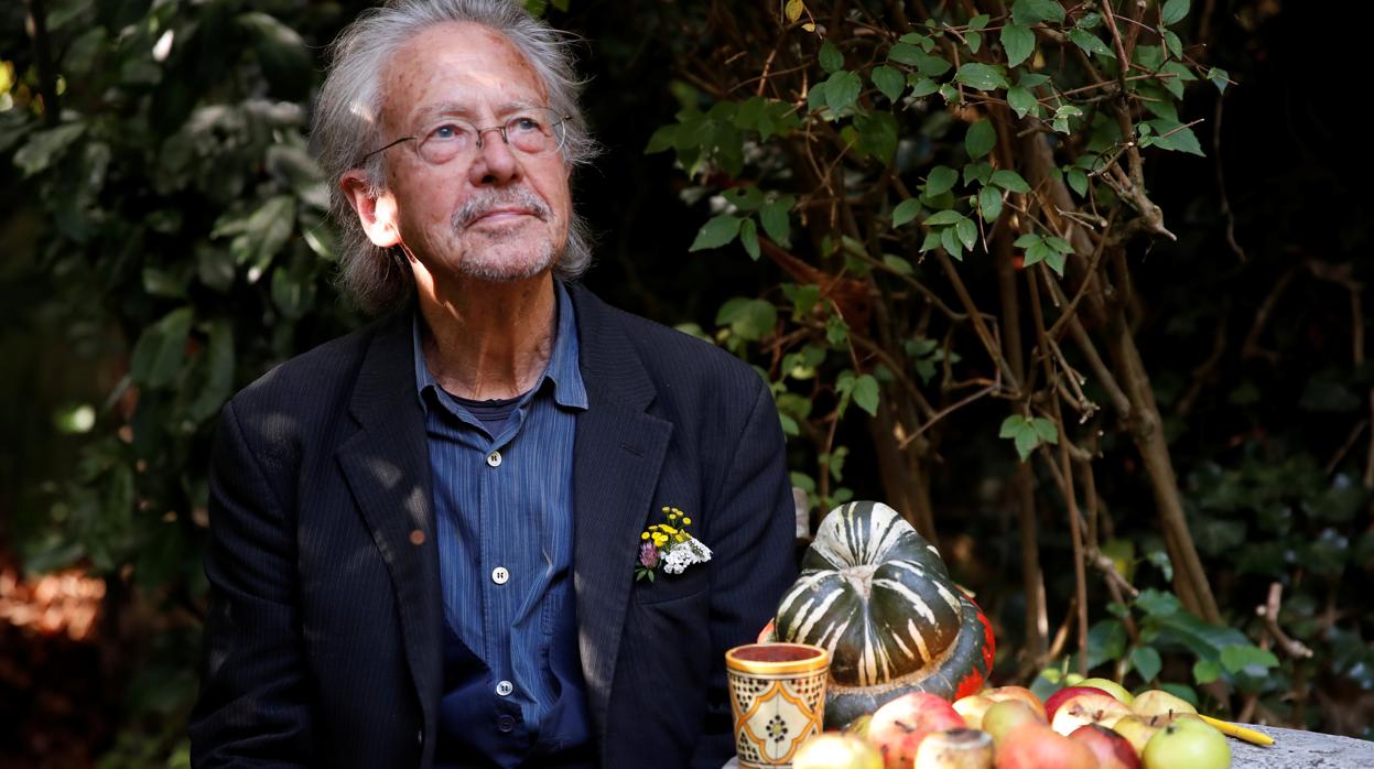 Peter Handke, en el jardín de su casa